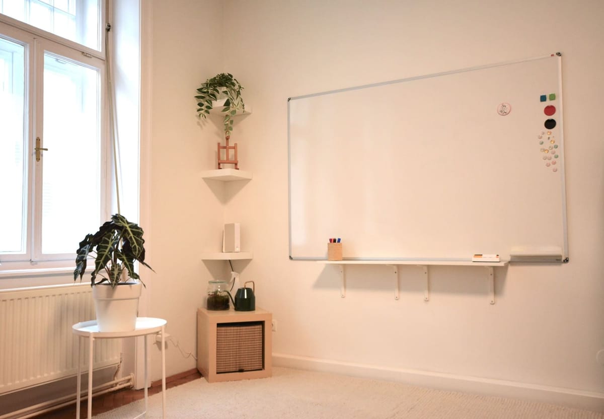 Therapieraum mit Whiteboard und Pflanzen